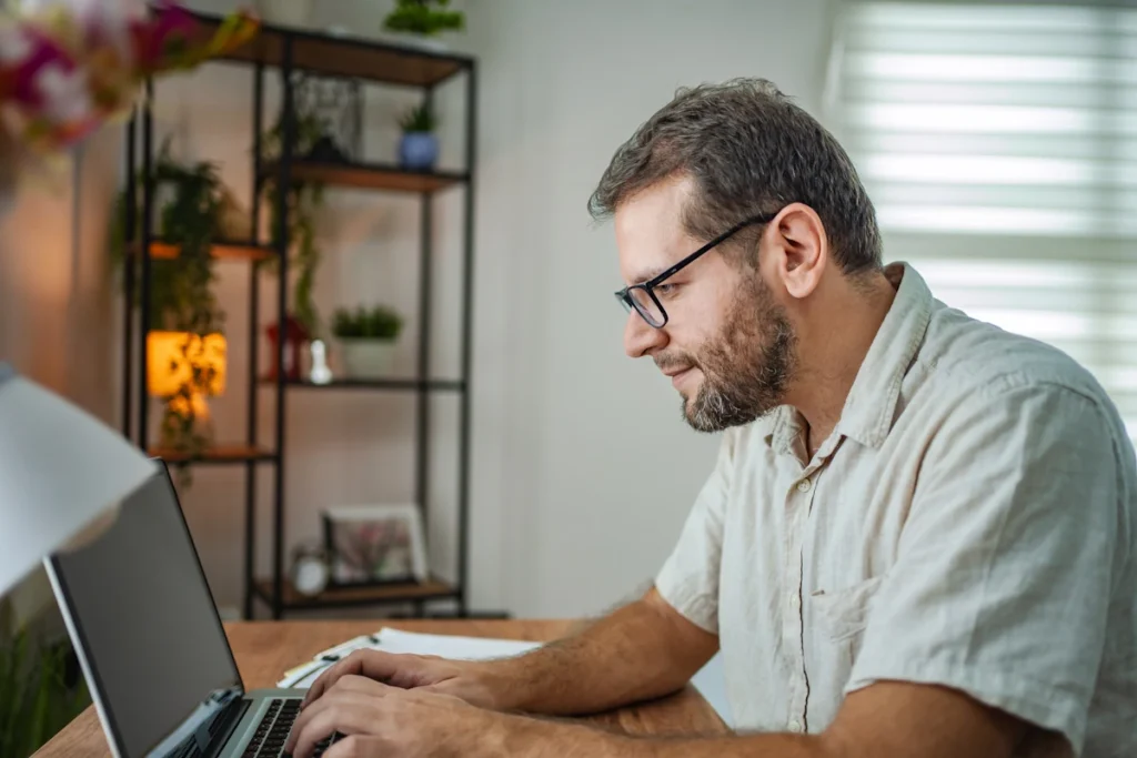Un homme qui se connecte sur son compte CPF