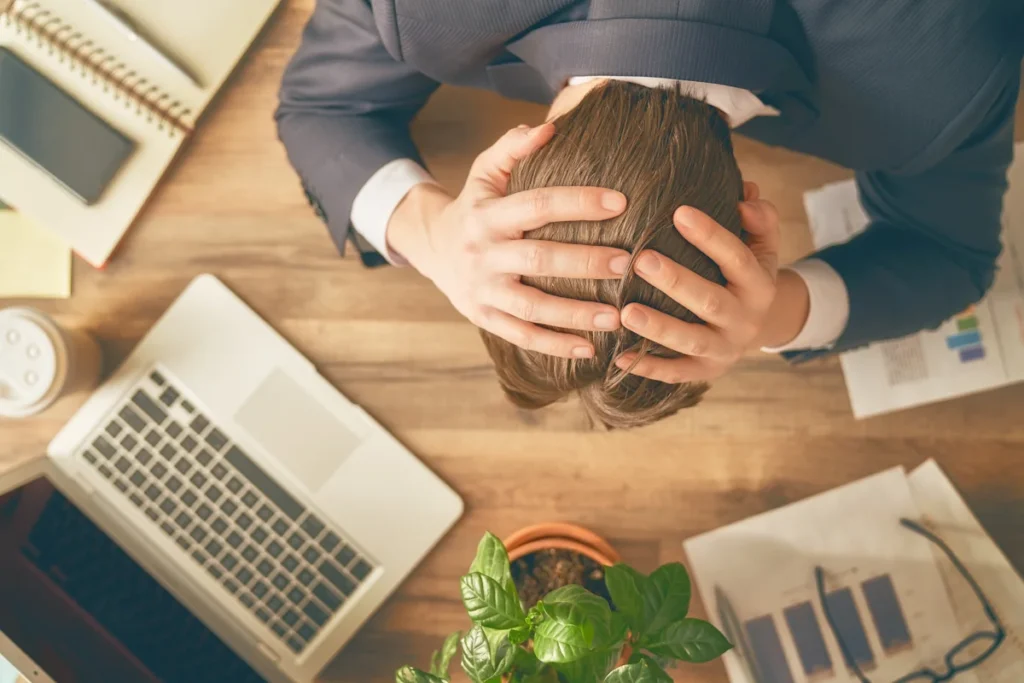 Un homme déprimé au travail