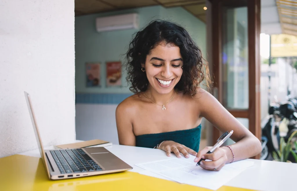 Une femme qui écrit une lettre de motivation interne