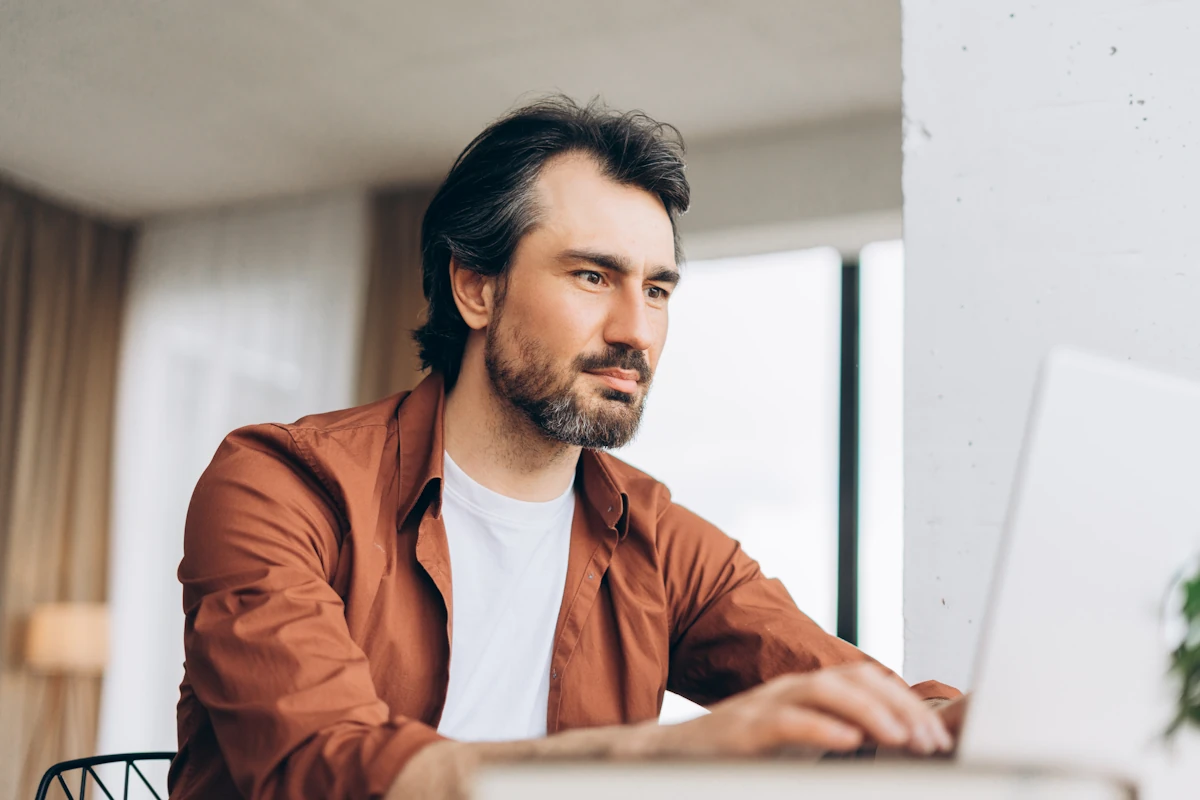 Un homme sur une formation éligible au CPF