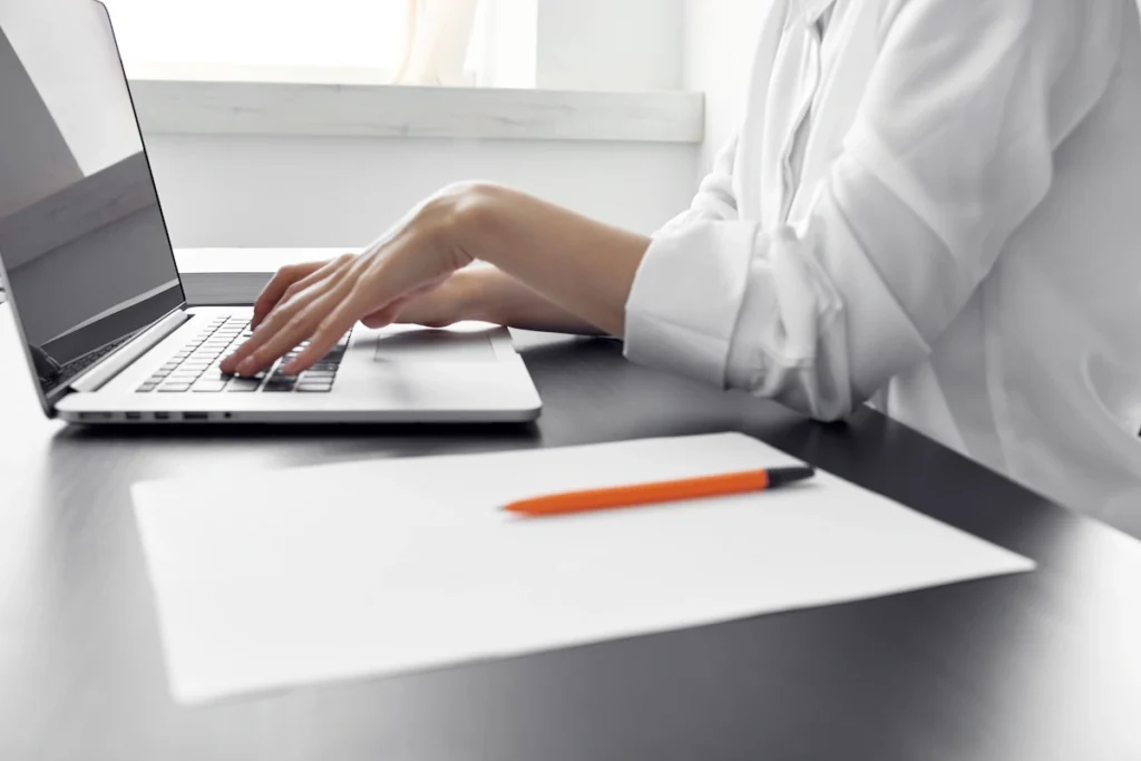 Une femme qui régide une lettre de demande d'augmentation de salaire