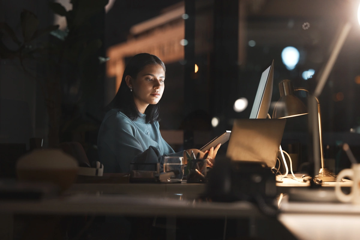 une femme qui ouvre un mail professionnel la nuit