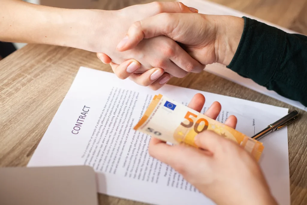 deux personnes qui se serrent la main après une négociation de salaire