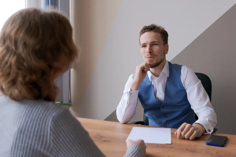 Un homme qui passe un entretien d'embauche