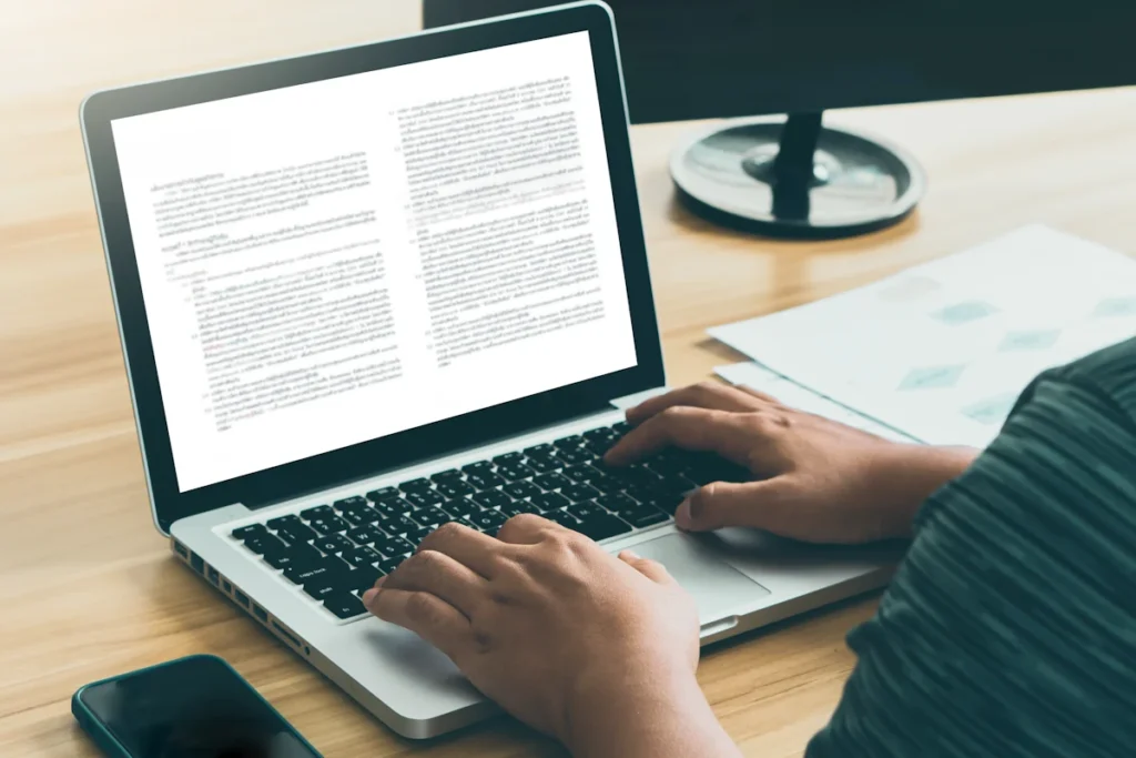 Une personne qui rédige un article de blog professionnel