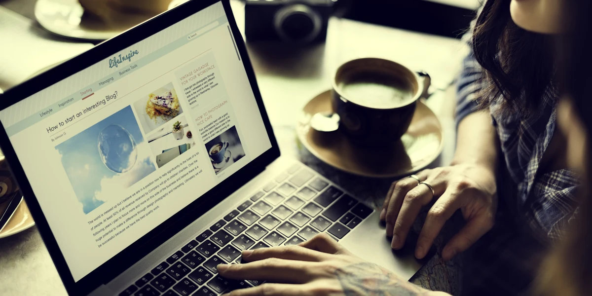 Une personne qui relie un article de blog sur un ordinateur