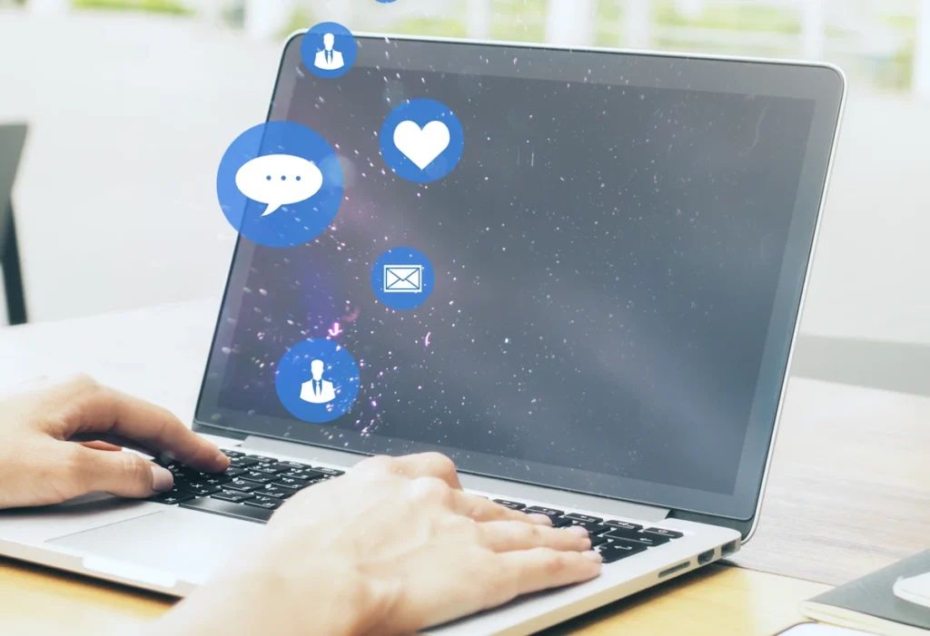 Une personne qui suit les publications sur Facebook