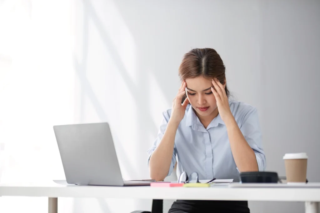 une femme stressée à son bureau pour son premier jour