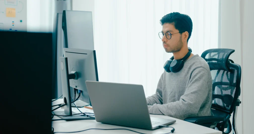 Un homme qui gère le taux de CTR en publicité en ligne