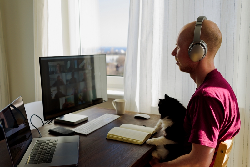 homme qui travaille sur son ordinateur