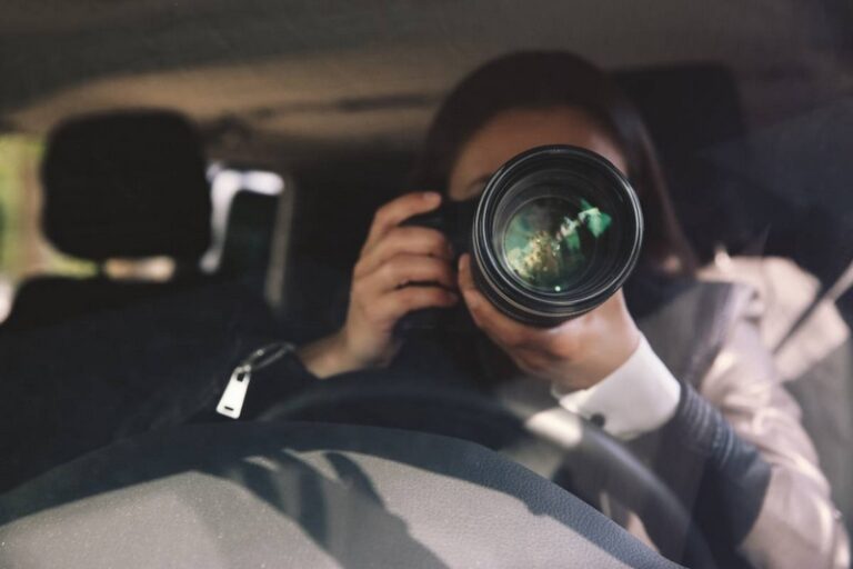 détective qui prend une photo