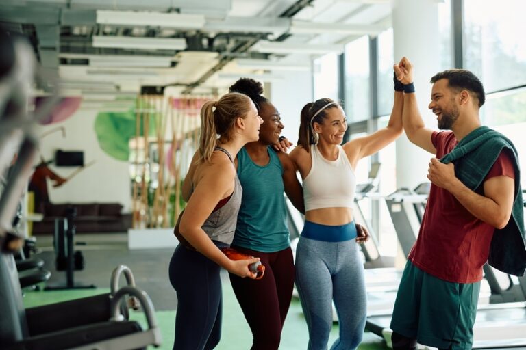 employés dans une salle de gym