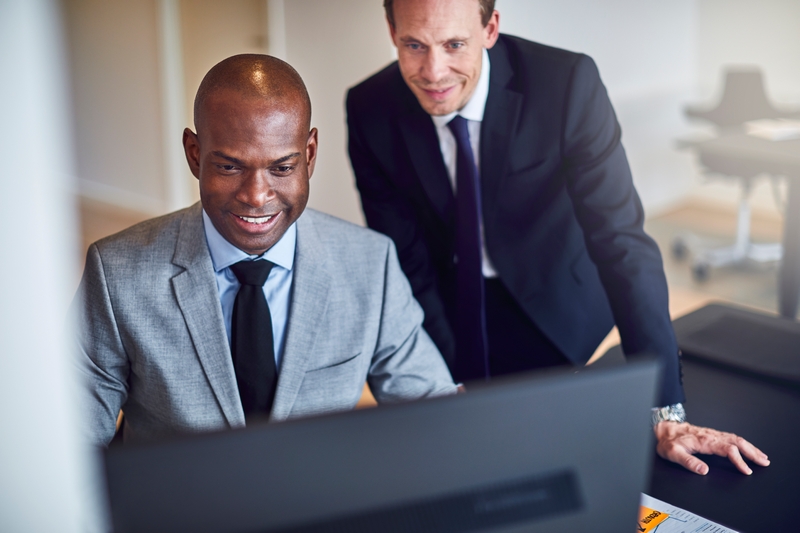 hommes sur un logiciel d'entreprise